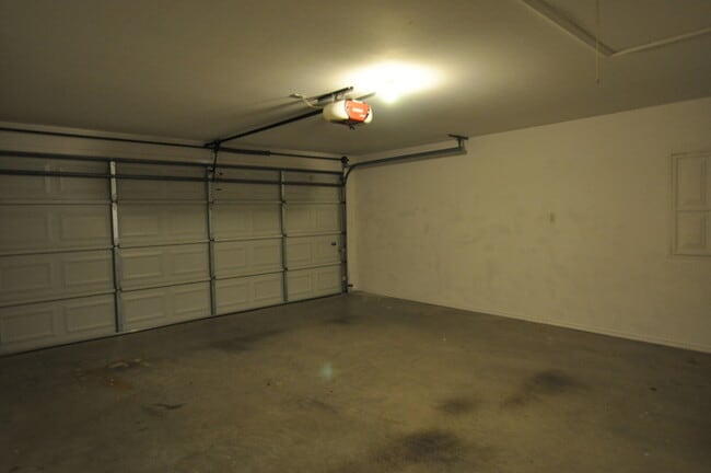 Building Photo - Custom Built Home in Flint!