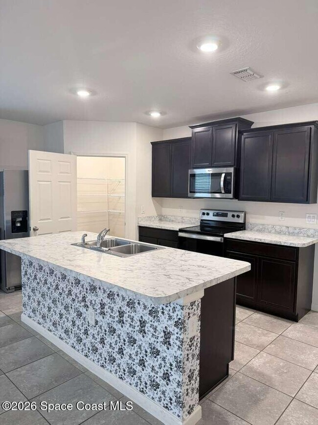 Building Photo - 609 Concha St NW