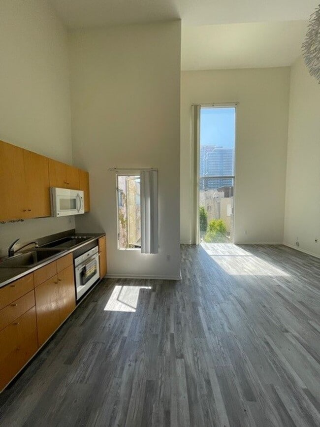Building Photo - Urban 1 bedroom 1 bath townhome in Little Italy!