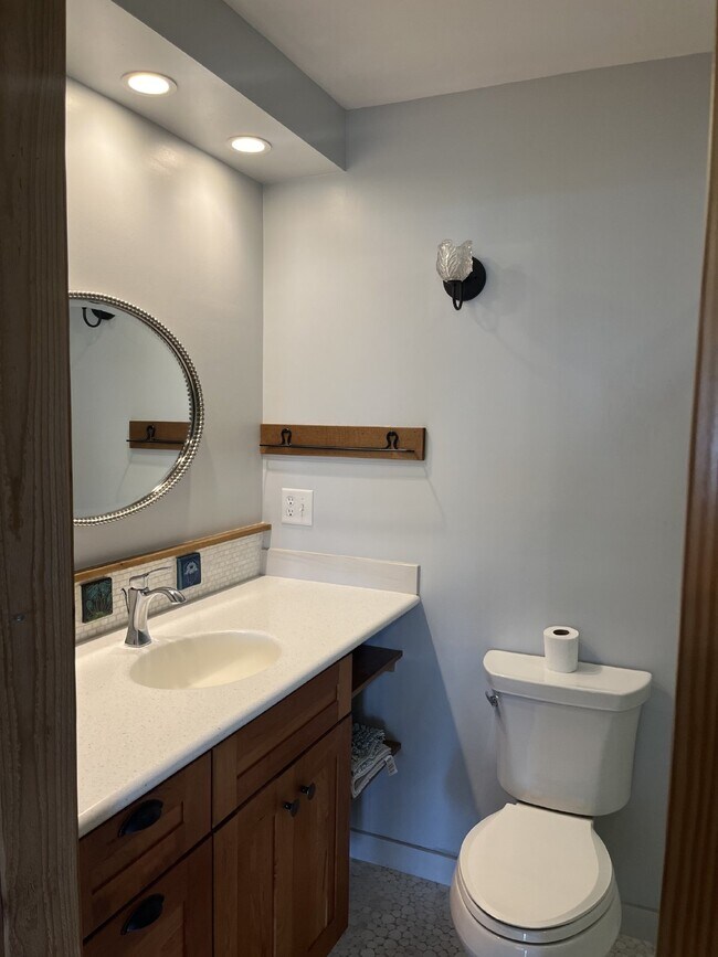 Building Photo - Stunning Waterfront Townhouse with 3 Bedro...