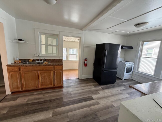 Building Photo - 11 Knapp Ave