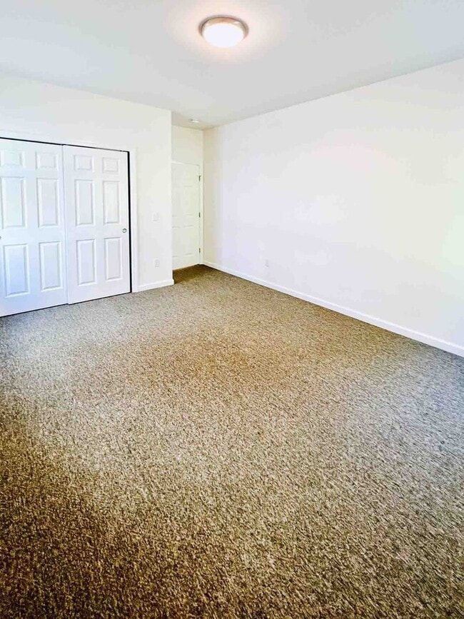 Building Photo - 2 bed, 1 bath apartment with washer/dryer in unit & (1) month free rent (85 Griffin Ln #201)