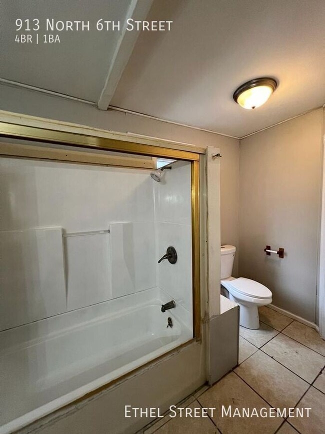 Building Photo - 913 N 6th St