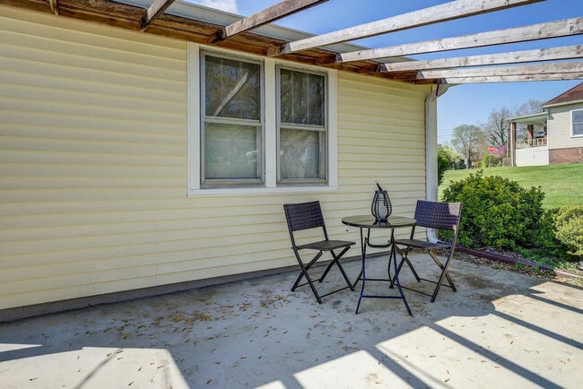 Building Photo - 220 Highland Ave