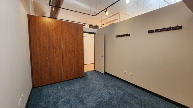 Building Photo - 333 W Hubbard St