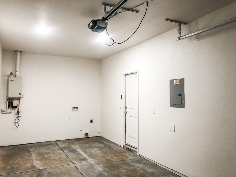 Building Photo - 6020 Peck Ln