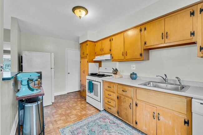 Building Photo - 3-bedroom, 1 and half bathroom end-of-group townhome in the quiet Stoneridge neighborhood in Towson