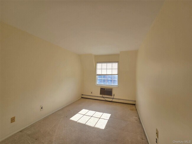 Building Photo - 12-29-29 Diane Pl