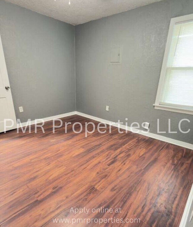 Building Photo - 3 Bedrooms / 1 Bathroom House