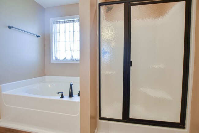 Building Photo - Pet Friendly Three Bedroom!