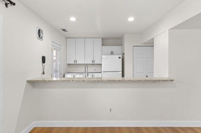 Building Photo - Charming Central West End 1-Bedroom Near Forest Park & WashU!