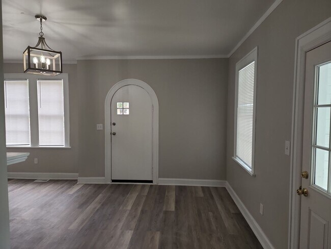 Building Photo - Completely Remodeled Cottage style home fo...