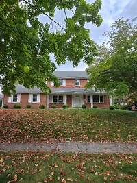 Building Photo - Lovely Colonial Home in Sharpley