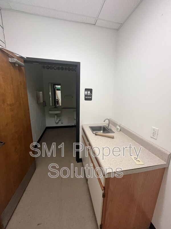 Building Photo - 2312 S Main St