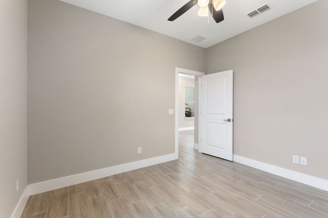 Building Photo - 1057 Sabine Pl