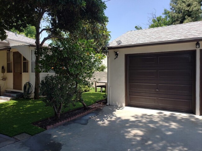Building Photo - 1726 La Senda Pl