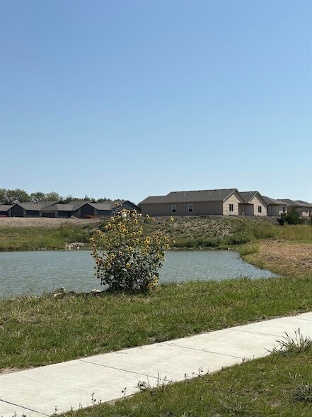 Building Photo - 4833 N Vassar Ave