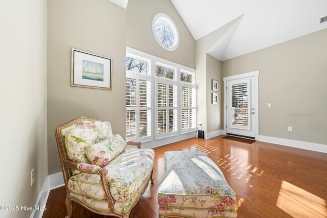 Building Photo - 2537 St James Dr SE