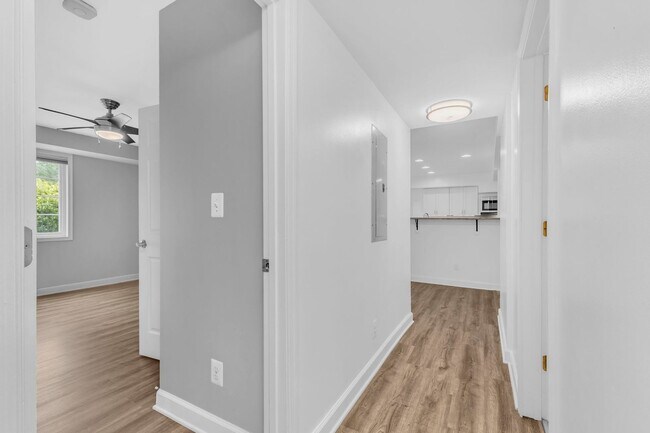 Building Photo - Large, Luxurious 2 Bedroom 2 Bath at Parkside at Alexandria