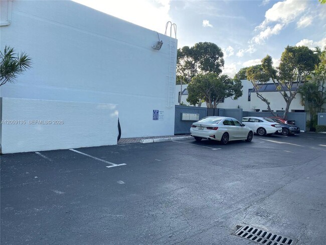Building Photo - 2180 Brickell Ave