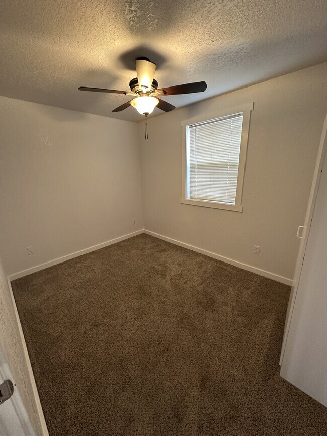 Building Photo - "Charming Little 2-Bedroom Gem on North 5th Street with Elegant Granite Touches!"