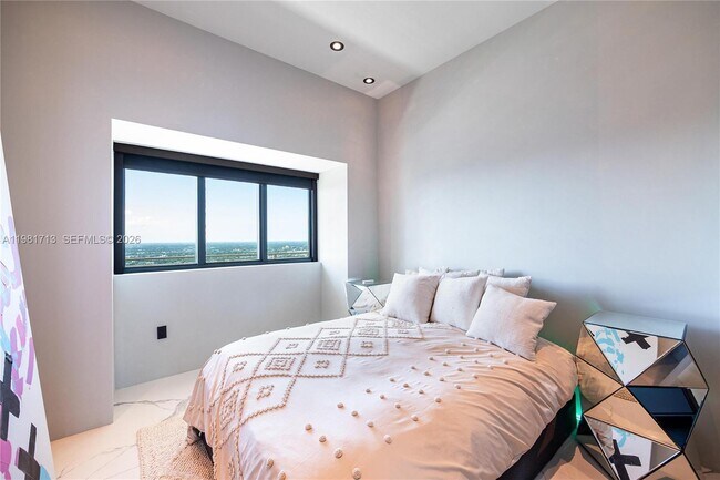 Building Photo - 650 NE 32nd St