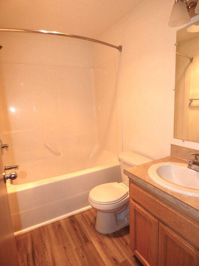 Building Photo - Rent Special: 1/2 Off March's Rent - 3 Bed 2.5 Bath Duplex in Monmouth