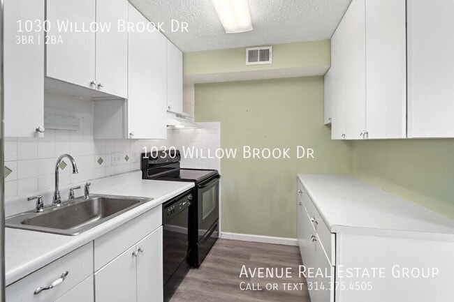 Building Photo - 1030 Willow Brook Dr