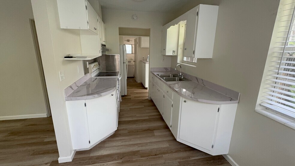 Building Photo - 217 SW 11th Ct