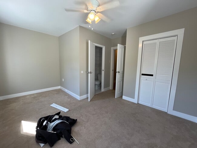 Building Photo - Move-in ready and well-maintained, this 4-...