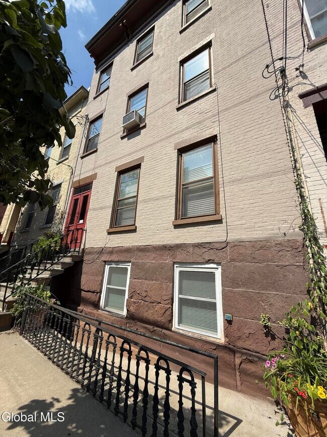 Building Photo - 31 Elm St