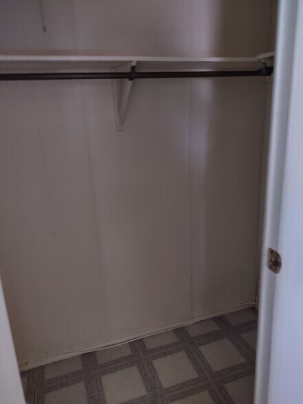 MAIN BATH TUB/SHOWER - 6120 Biscaya Ave
