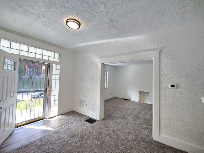 Building Photo - *Beautifully Updated & Spacious 6BD/1.5BA ...