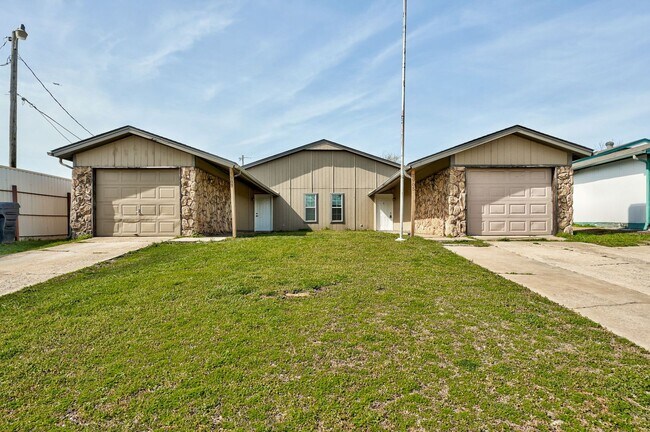 Building Photo - Welcome Home – Where Comfort Meets Modern Living!