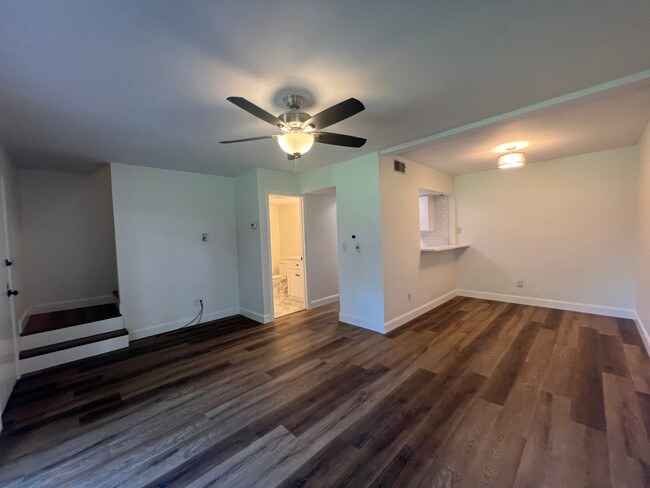 Building Photo - NEWLY 2/1.5 UPDATED Clearwater townhome/condo