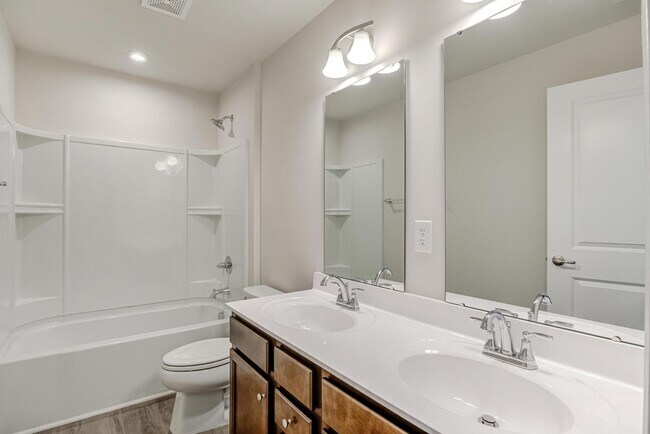 Building Photo - 5 Bedroom Home in Youngsville, right off o...