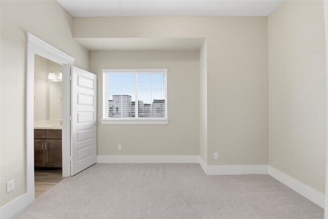 Building Photo - 819 Algona Ave