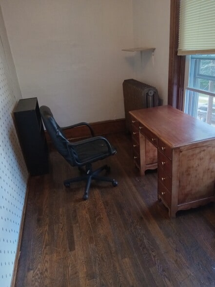 Apt 4 - upstairs front BR - 523 E State St