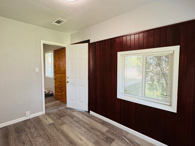 Building Photo - Coming Soon! Cute Two Bed, Two Bath Countr...