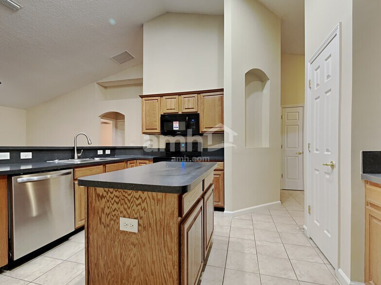 Building Photo - 2884 Alaskan Way