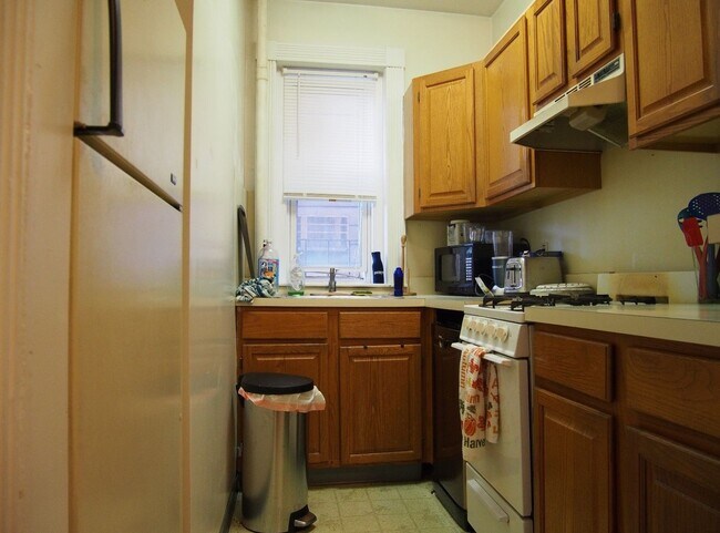 Building Photo - 451 Park Dr