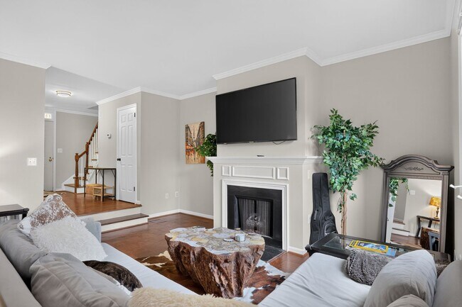 Building Photo - Fully Furnished Executive Townhome | 2 Bedrooms + Dedicated Office | 6-Month Minimum