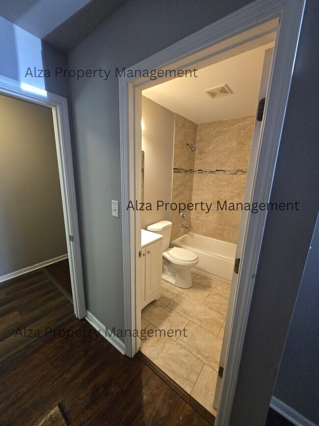 Building Photo - 828 Poplar Ln