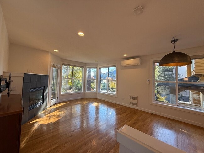 Building Photo - 3bd/3.5ba Townhouse on Capitol Hill