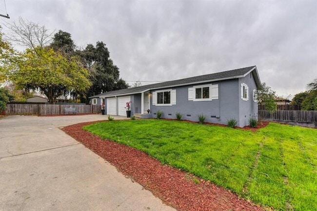 Building Photo - Beautifully Remodeled Duplex - 2 Bed, 1 Bath