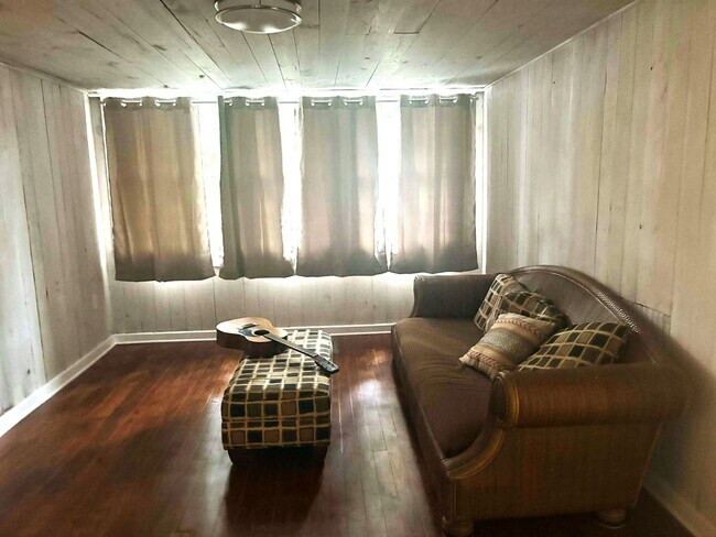 Building Photo - Stunning Renovated 3bedroom 2.5 bathroom Cottage