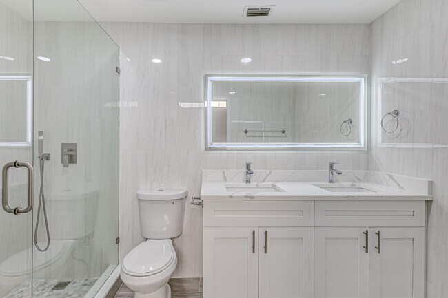 Building Photo - 1240 Summit Pl Cir