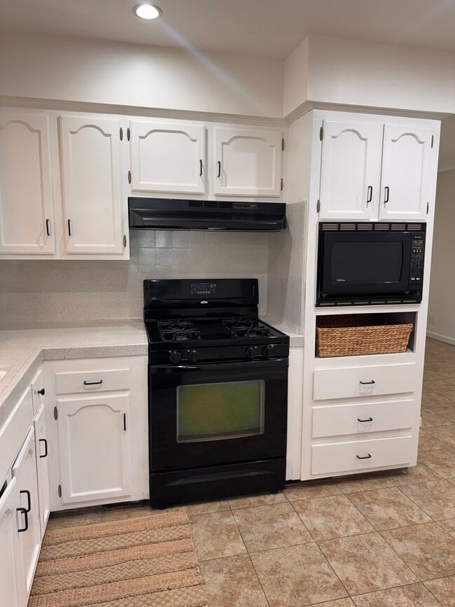 Building Photo - Spacious 3 Bedroom Fresno Home