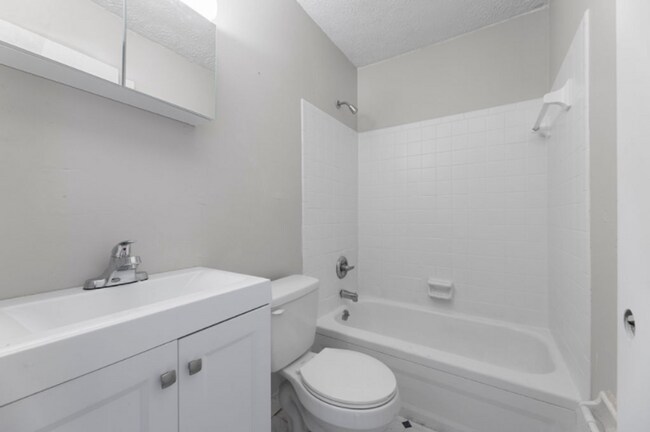 Building Photo - Recently renovated 1-bedroom suite