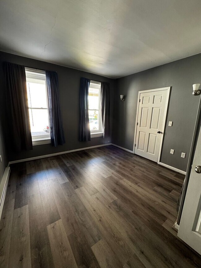 Building Photo - 2 Bedroom, 1st Floor Apartment
